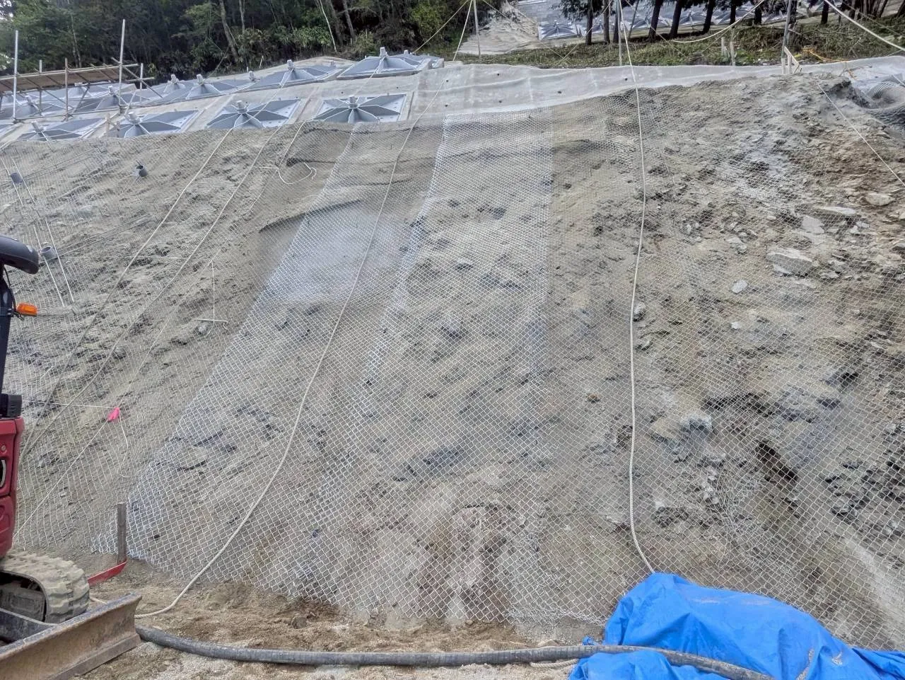 ②ラス張り・アンカー施工状況。浮石・転石が多く、慎重な施工が求められる現場。