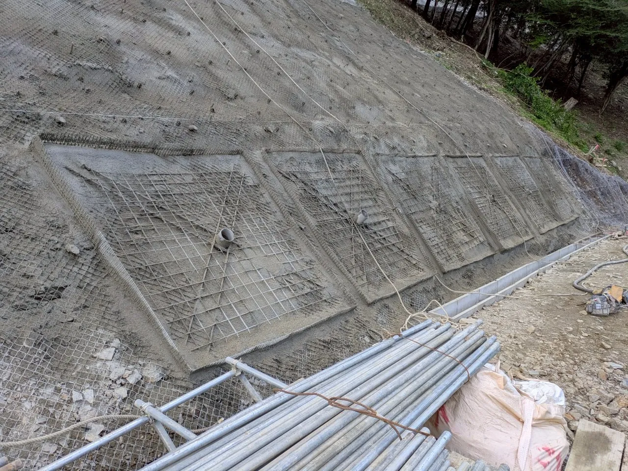 ⑤モルタル吹付前の準備状況。仮設吹付により表層の安定を確保。