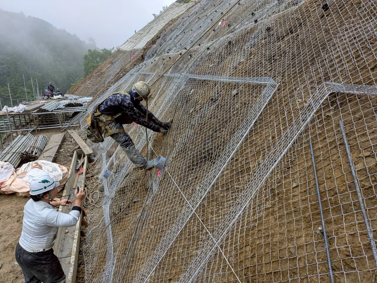 ③型枠設置状況。地山条件に合わせながら精度良く組み上げていく。
